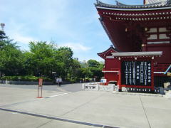 浅草寺の左奥の方に進みます