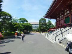 浅草寺を右側に向かって駐車場を進みます